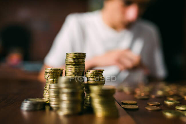 Cultivo chico contando monedas - foto de stock