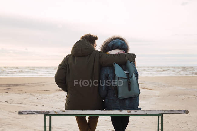 Couple sitting looking the sea — Stock Photo