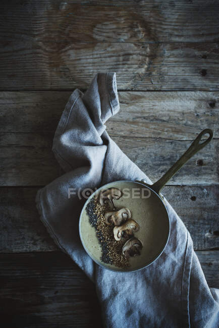 Crema de castañas con champiñones - foto de stock