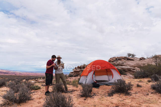 Travelers at tent with map in Grand Canyon — Stock Photo