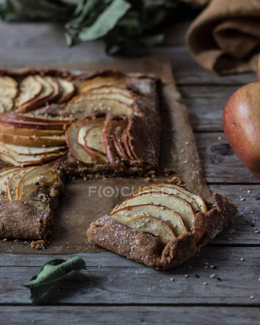 Torta di mele fatta in casa su tavolo di legno squallido — Foto stock