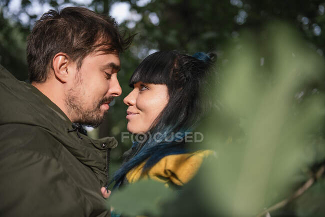 Casal na floresta olhando um para o outro — Fotografia de Stock