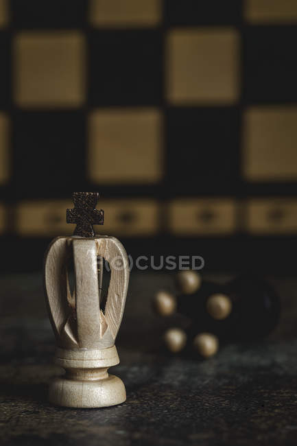 Close up de peças de jogo e xadrez em fundo escuro — Fotografia de Stock