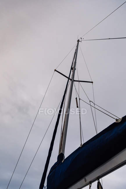 Primo piano di albero di barca a vela sotto cielo nuvoloso — Foto stock