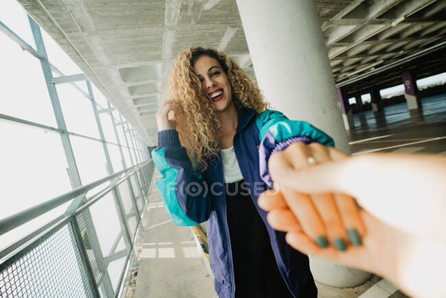 Весела жінка просить слідувати за нею — стокове фото