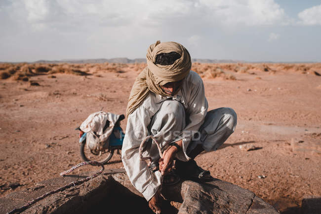 Hombre Etnico Sacando Agua Del Pozo En El Desierto Marruecos Africa Seco Etnica Stock Photo