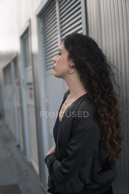 Jeune femme penchée sur le mur — Photo de stock