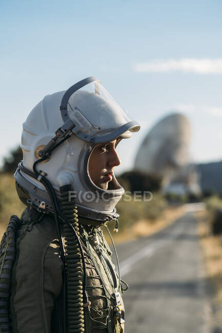 Mulher bonita posando vestida de astronauta. — Fotografia de Stock