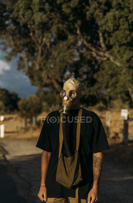 Hombre con máscara de gas lacrimógeno - foto de stock