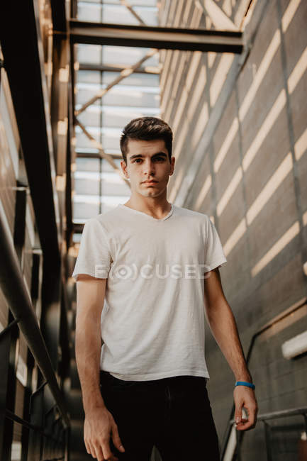 Портрет молодого красивого мужчины в футболке, смотрящего в камеру — стоковое фото