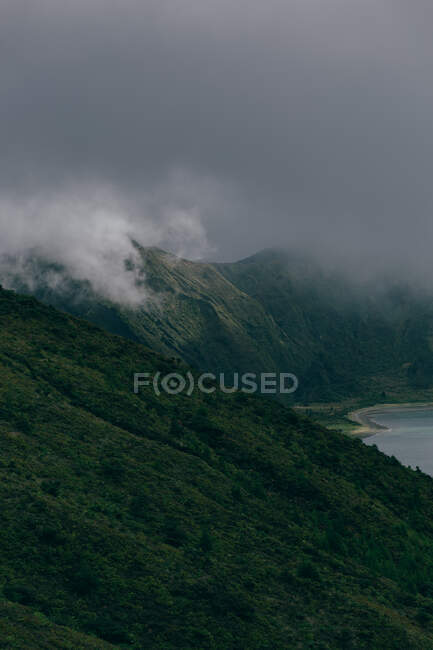Гора и озеро — стоковое фото