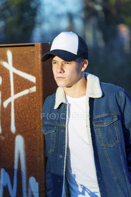 Retrato de um jovem adolescente ao ar livre vestindo trajes casuais — Fotografia de Stock