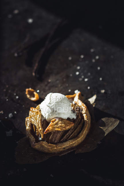 Saborosa mini galette de maçã com bola de sorvete doce no pergaminho peça — Fotografia de Stock