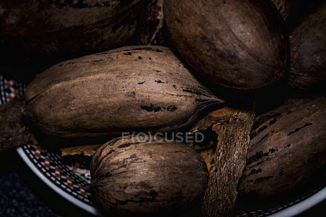 Primer plano de nueces secas en tazón sobre fondo oscuro - foto de stock