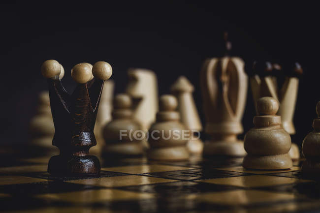 Крупним планом гра і шахові фігури на темному тлі — стокове фото