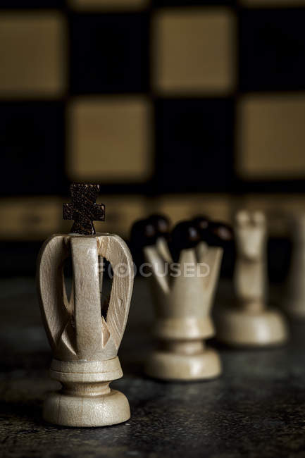 Close up de peças de jogo e xadrez em fundo escuro — Fotografia de Stock