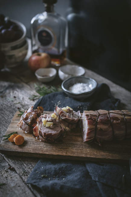 Вирізка свинини на дерев'яні стіл зі спеціями та інгредієнти — стокове фото