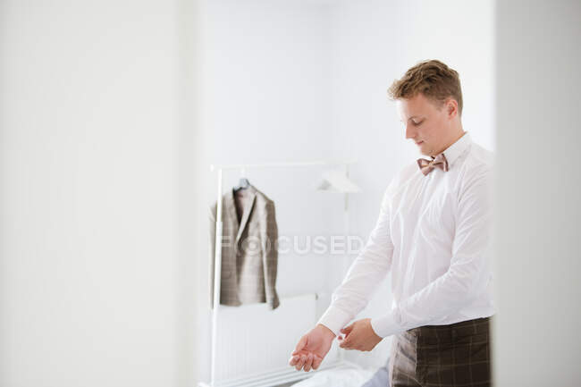 A groom buttoning his sleeve — Stock Photo