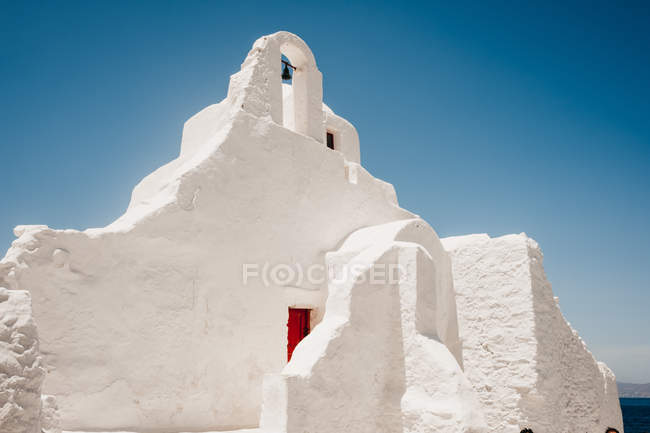 Bâtiment ancien en pierre blanche sur fond de paradis à Mykonos, Grèce — Photo de stock