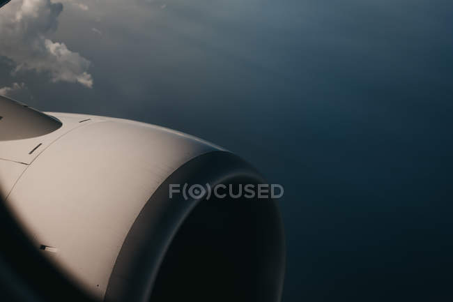 Білий двигун літака в блакитному небі — стокове фото