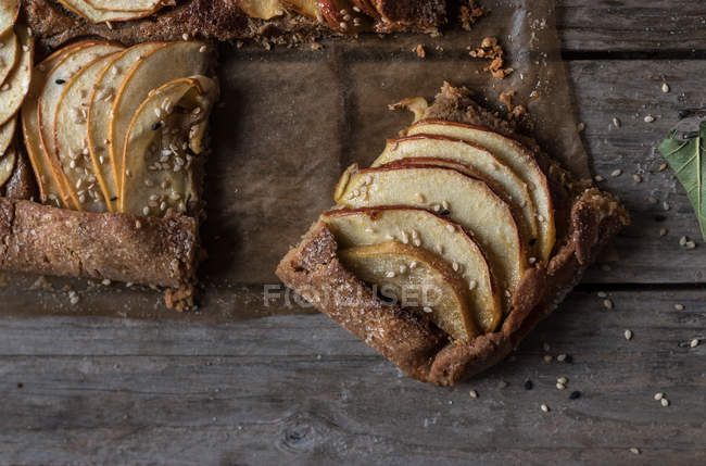 Tarte aux pommes maison sur table rustique en bois — Photo de stock