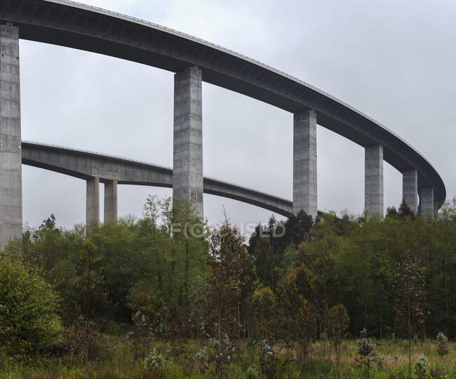 Hohes Viadukt unter düsterem Himmel — Stockfoto