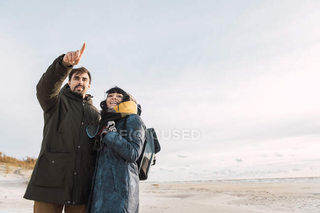 Casal ao ar livre abraçando na praia — Fotografia de Stock