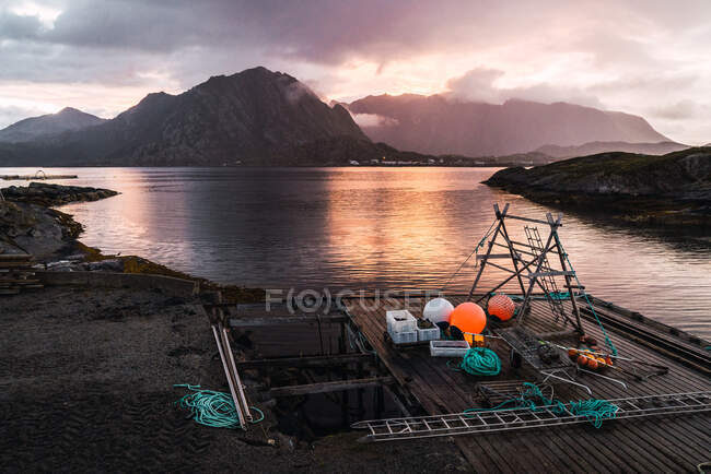 Pier on lake with mountains behind — Stock Photo