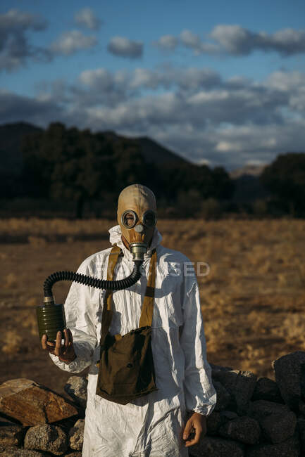 Homem com máscara de gás lacrimogêneo e traje de cientista branco — Fotografia de Stock