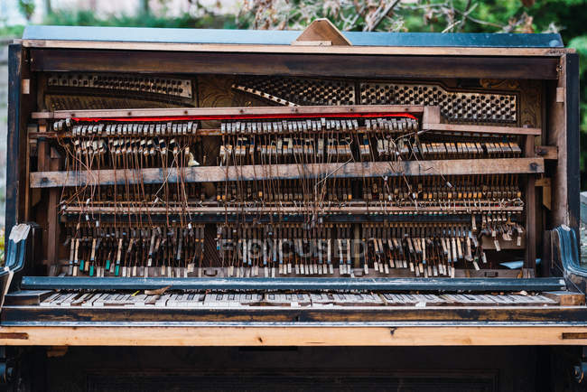 Im Inneren eines alten, rostigen Klaviers auf der Straße beschädigt — Stockfoto
