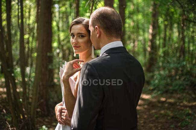 Couple marié se regardant dans la forêt — Photo de stock
