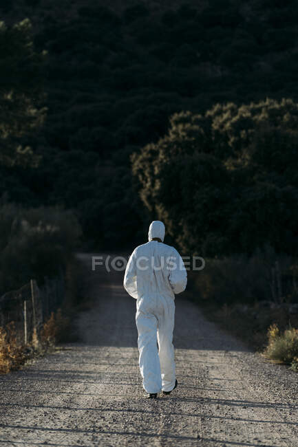 Homem com máscara de gás lacrimogêneo e traje de cientista branco — Fotografia de Stock