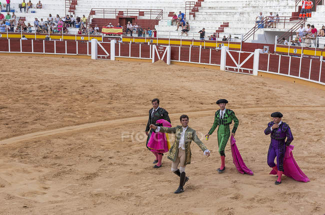 Spanien, Tomelloso - 28. 08. 2018. Männer Stierkampf auf sandigen Stierkampfarena — Stockfoto