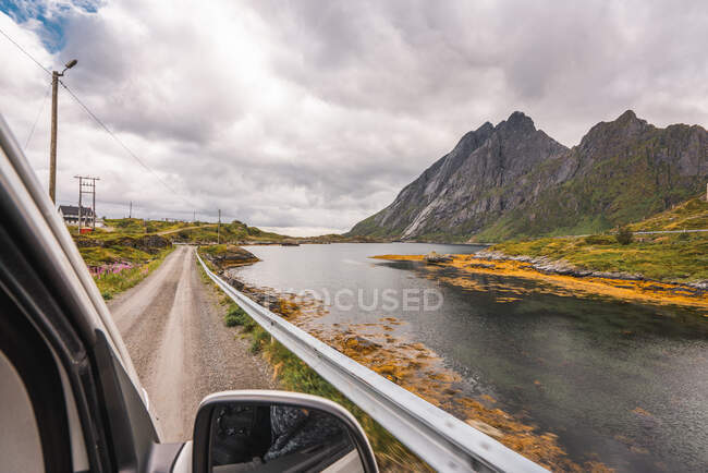 Berge am See durch Autoscheibe — Stockfoto