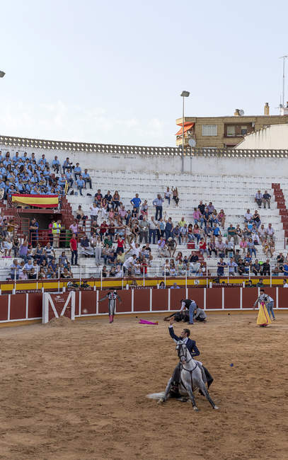 Spain, Tomelloso - 28. 08. 2018. Bullfighter riding horse on bullring — Stock Photo