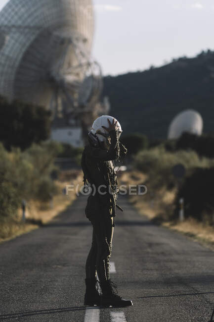 Hermosa mujer posando vestida de astronauta. - foto de stock