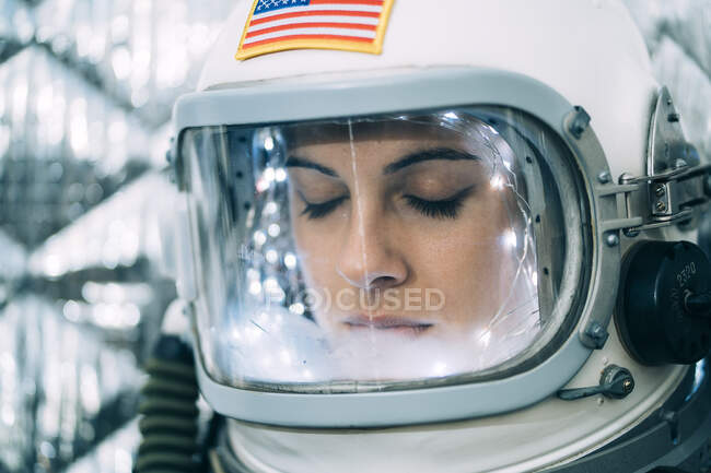 Mulher bonita posa vestida de astronauta. — Fotografia de Stock