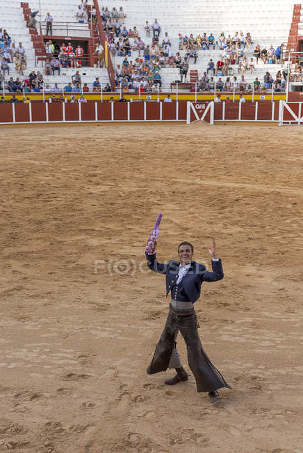 Espanha, Tomelloso - 28. 08. 2018. Bullfighter em pé na arena de touros arenosos — Fotografia de Stock