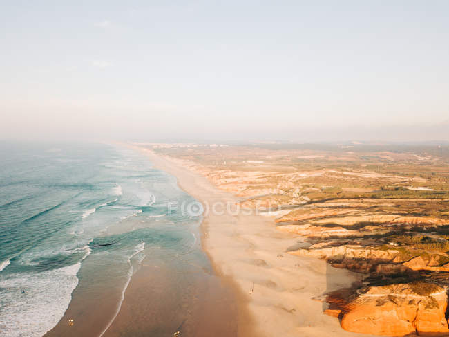 Paesaggio di riva al mare lavato dall'acqua di mare — Foto stock