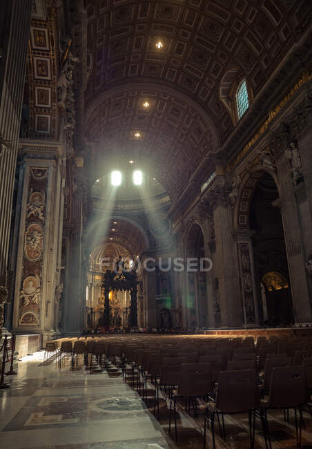 Fileiras de cadeiras vazias dentro da incrível catedral católica de Roma — Fotografia de Stock