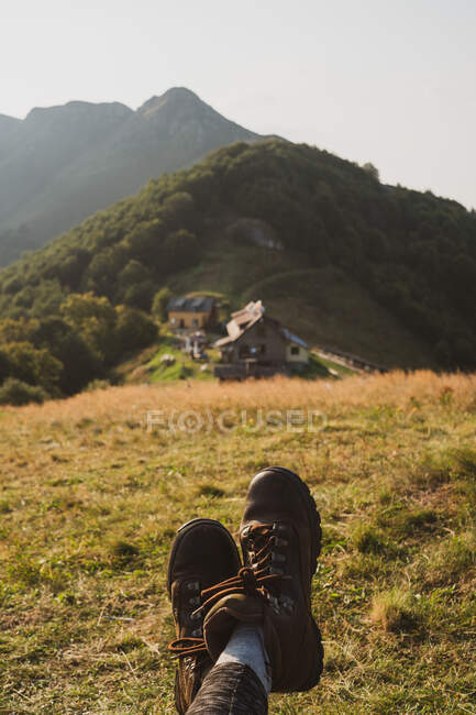 Legs of anonymous female traveler on background of grassy hill slope on sunny day in Bulgaria, Balkans — Stock Photo