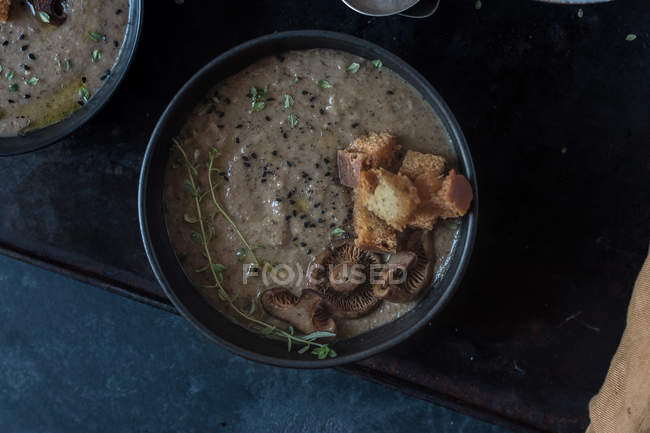 Грибной суп с гренками в миске на подносе — стоковое фото