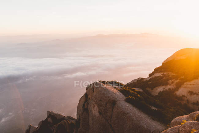 Atemberaubender Blick auf den majestätischen Berg bei schönem Sonnenaufgang in Barcelona, Spanien — Stockfoto