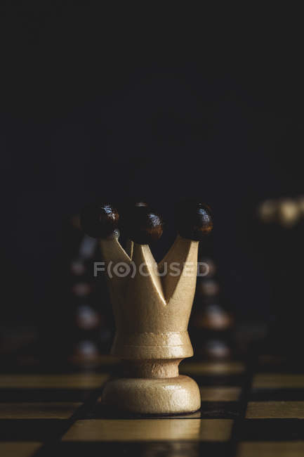 Крупним планом гра і шахові фігури на темному тлі — стокове фото