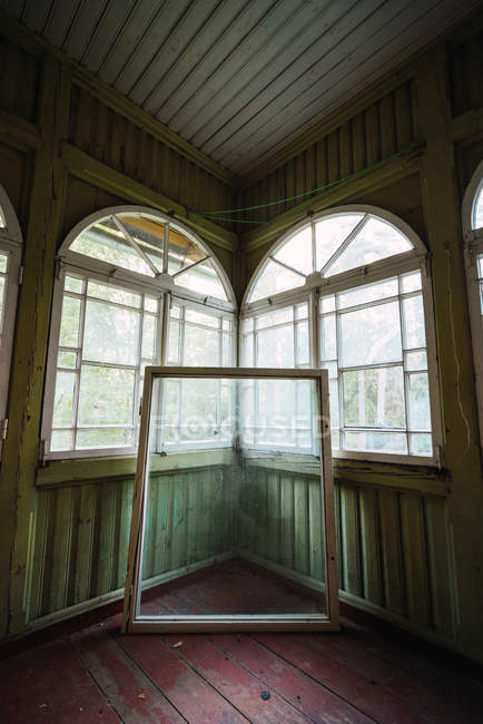Оконная рама в пустой комнате заброшенного дома — стоковое фото