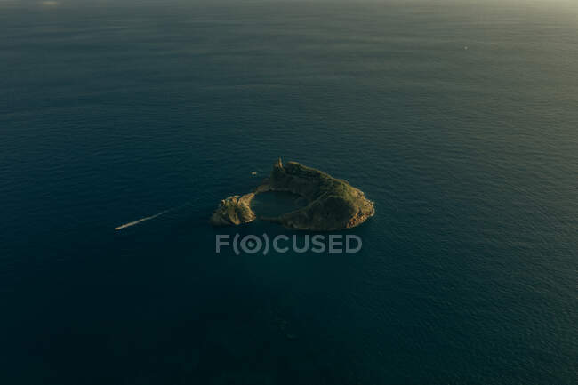 Petite île au milieu de la mer bleue — Photo de stock