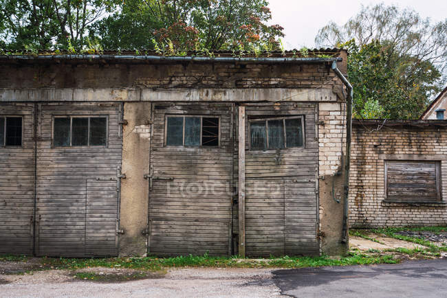 Старі будівлі з пошарпаний цегляних стін і дерев'яних дверей на вулиці невелике поселення — стокове фото