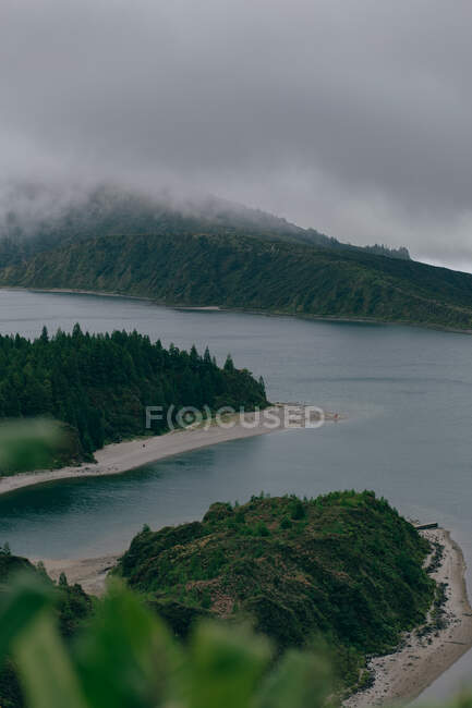 Красива гора і озеро — стокове фото