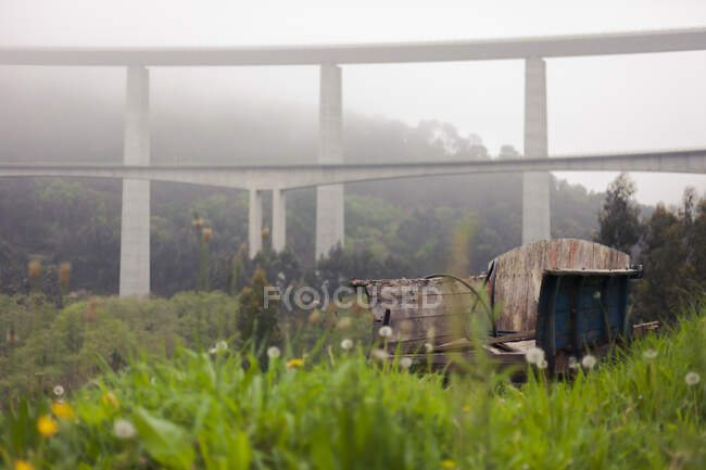 Artedo Conch viaduct with high pillars standing on green grass on background of lush forest and sky — Stock Photo