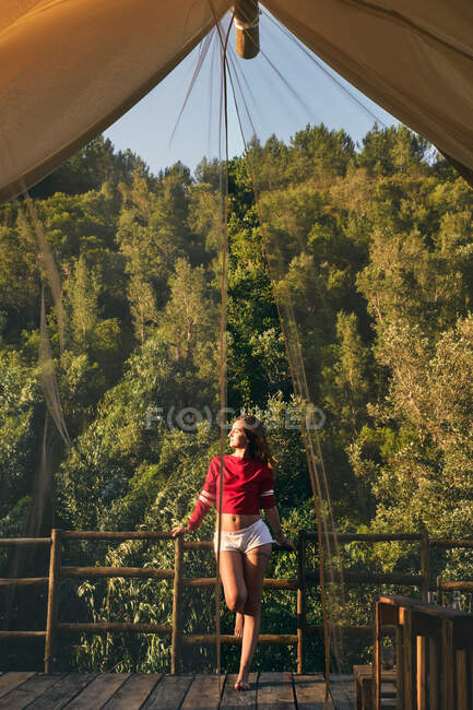 Mulher na varanda com vista para a floresta — Fotografia de Stock